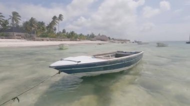 Bu video, Tanzanya 'daki Zanzibar Adası açıklarında okyanusta bir tekneyi gösteriyor..