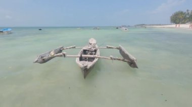 Bu video, Tanzanya 'daki Zanzibar Adası açıklarında okyanusta bir tekneyi gösteriyor..