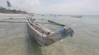 Bu video, Tanzanya 'daki Zanzibar Adası açıklarında okyanusta bir tekneyi gösteriyor..