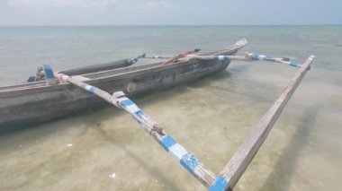 Bu video, Tanzanya 'daki Zanzibar Adası açıklarında okyanusta bir tekneyi gösteriyor..