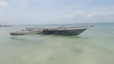 Bu video, Tanzanya 'daki Zanzibar Adası açıklarında okyanusta bir tekneyi gösteriyor..