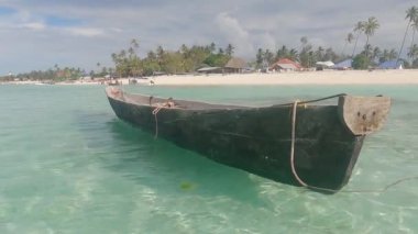 Bu video, Tanzanya 'daki Zanzibar Adası açıklarında okyanusta bir tekneyi gösteriyor..