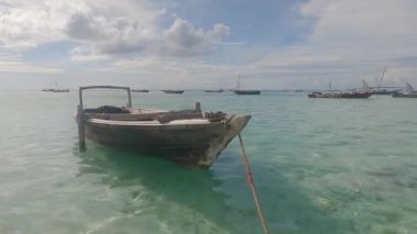 Bu video, Tanzanya 'daki Zanzibar Adası açıklarında okyanusta bir tekneyi gösteriyor..