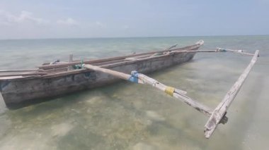 Bu video, Tanzanya 'daki Zanzibar Adası açıklarında okyanusta bir tekneyi gösteriyor..