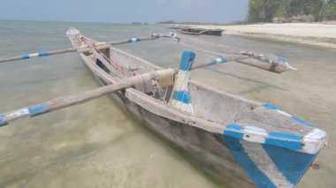 Bu video, Tanzanya 'daki Zanzibar Adası açıklarında okyanusta bir tekneyi gösteriyor..
