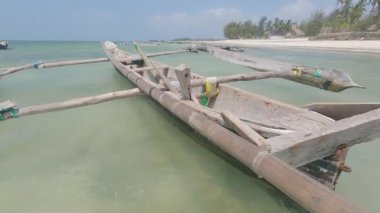 Bu video, Tanzanya 'daki Zanzibar Adası açıklarında okyanusta bir tekneyi gösteriyor..