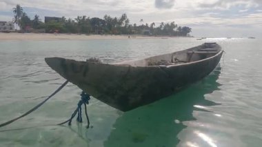 Bu video, Tanzanya 'daki Zanzibar Adası açıklarında okyanusta bir tekneyi gösteriyor..