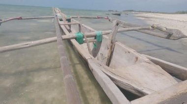 Bu video, Tanzanya 'daki Zanzibar Adası açıklarında okyanusta bir tekneyi gösteriyor..