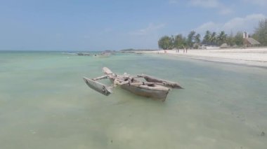Bu video, Tanzanya 'daki Zanzibar Adası açıklarında okyanusta bir tekneyi gösteriyor..