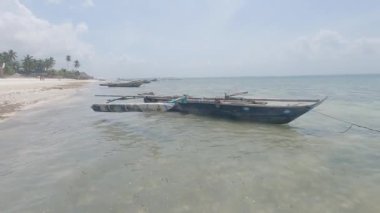 Bu video, Tanzanya 'daki Zanzibar Adası açıklarında okyanusta bir tekneyi gösteriyor..