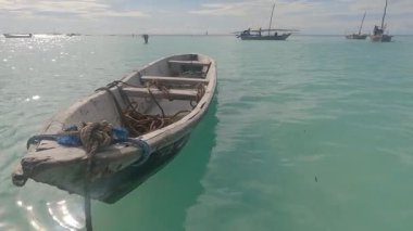 Bu video, Tanzanya 'daki Zanzibar Adası açıklarında okyanusta bir tekneyi gösteriyor..