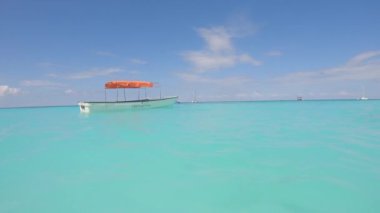 Bu video, Tanzanya 'daki Zanzibar Adası açıklarında okyanusta bir tekneyi gösteriyor..