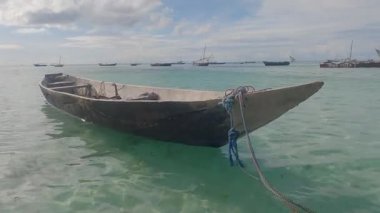 Bu video, Tanzanya 'daki Zanzibar Adası açıklarında okyanusta bir tekneyi gösteriyor..