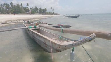 Bu video, Tanzanya 'daki Zanzibar Adası açıklarında okyanusta bir tekneyi gösteriyor..