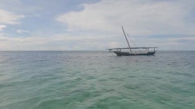 Bu video, Tanzanya 'daki Zanzibar Adası açıklarında okyanusta bir tekneyi gösteriyor..