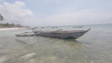 Bu video, Tanzanya 'daki Zanzibar Adası açıklarında okyanusta bir tekneyi gösteriyor..