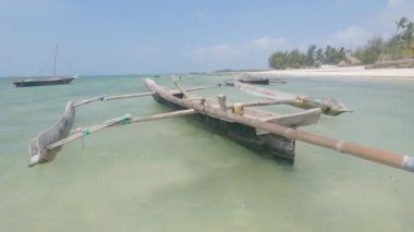 Bu video, Tanzanya 'daki Zanzibar Adası açıklarında okyanusta bir tekneyi gösteriyor..