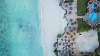 Bu video Zanzibar, Tanzanya açıklarında okyanustaki tekneleri gösteriyor..