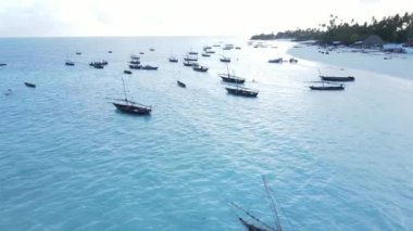 Bu video Zanzibar, Tanzanya açıklarında okyanustaki tekneleri gösteriyor..