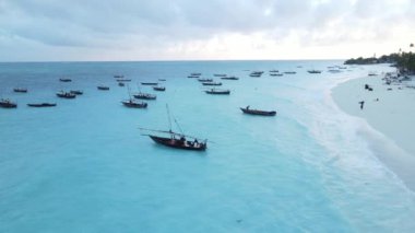 Bu video Zanzibar, Tanzanya açıklarında okyanustaki tekneleri gösteriyor..