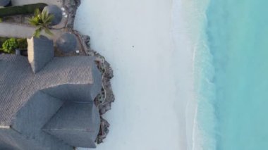 Bu video Zanzibar, Tanzanya açıklarında okyanusu gösteriyor..