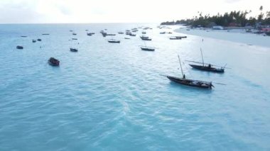 Bu video Zanzibar, Tanzanya açıklarında okyanustaki tekneleri gösteriyor..