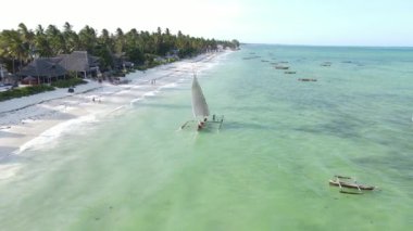 Bu video Zanzibar, Tanzanya açıklarında okyanustaki tekneleri gösteriyor..