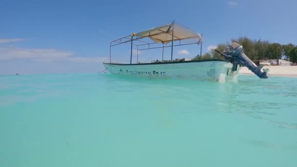 タンザニアのザンジバル島沖の海に浮かぶ船です — ストック動画