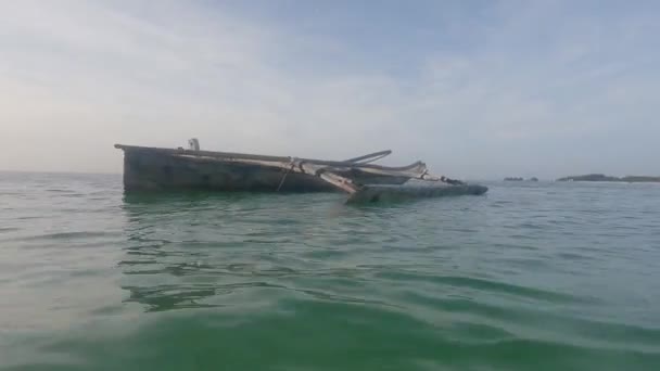 Deze Stockvideo Toont Een Boot Oceaan Voor Kust Van Zanzibar — Stockvideo