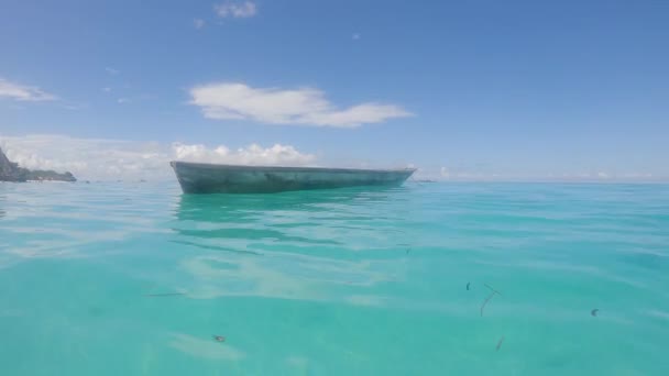 タンザニアのザンジバル島沖の海に浮かぶ船です — ストック動画