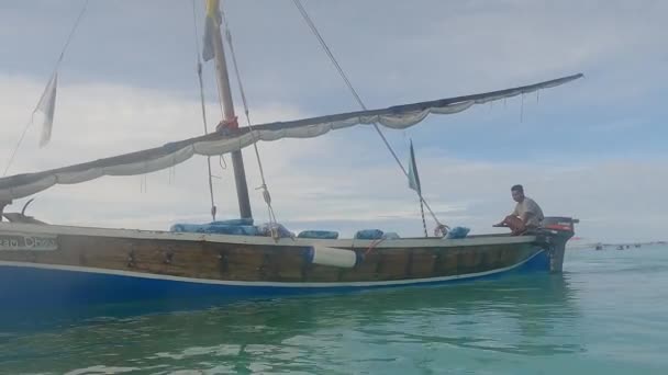 Deze Stockvideo Toont Een Boot Oceaan Voor Kust Van Zanzibar — Stockvideo