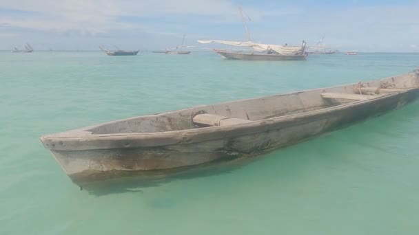 Este Vídeo Mostra Barco Oceano Largo Costa Ilha Zanzibar Tanzânia — Vídeo de Stock