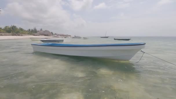 Este Video Muestra Barco Océano Frente Costa Isla Zanzíbar Tanzania — Vídeos de Stock