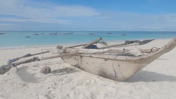 Este Video Muestra Barco Océano Frente Costa Isla Zanzíbar Tanzania — Vídeos de Stock