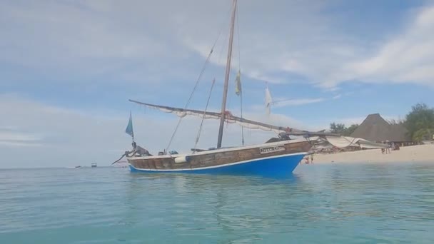 Este Video Muestra Barco Océano Frente Costa Isla Zanzíbar Tanzania — Vídeos de Stock