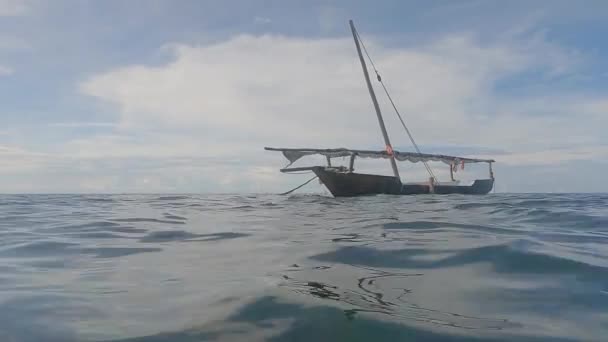 Deze Stockvideo Toont Een Boot Oceaan Voor Kust Van Zanzibar — Stockvideo