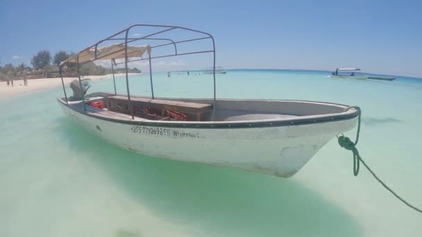 Este Video Muestra Barco Océano Frente Costa Isla Zanzíbar Tanzania — Vídeos de Stock