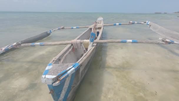 Nagranie Pokazuje Łódź Oceanie Wybrzeży Wyspy Zanzibar Tanzanii — Wideo stockowe