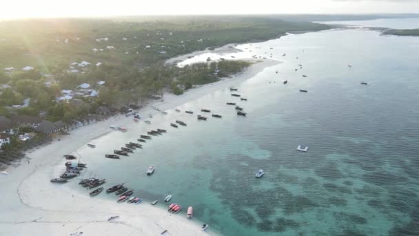 Este Vídeo Mostra Barcos Oceano Largo Costa Zanzibar Tanzânia — Vídeo de Stock