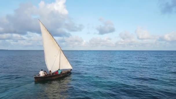 Este Video Muestra Barco Océano Frente Costa Zanzíbar Tanzania — Vídeo de stock