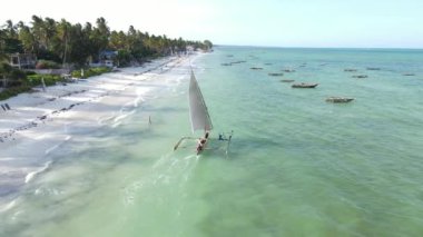 Bu video Zanzibar, Tanzanya açıklarında okyanustaki tekneleri gösteriyor..