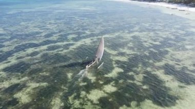 Bu video Zanzibar, Tanzanya açıklarında okyanusta bir tekne gösteriyor..