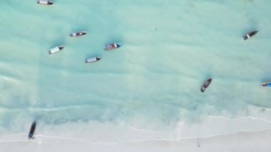 Bu video Zanzibar, Tanzanya açıklarında okyanustaki tekneleri gösteriyor..