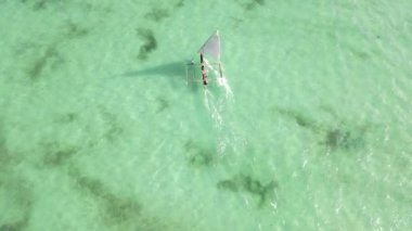 Bu video Zanzibar, Tanzanya açıklarında okyanusta bir tekne gösteriyor..
