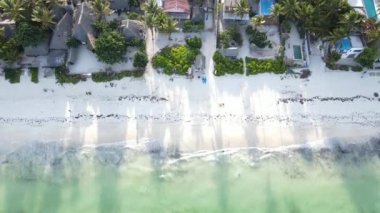 Bu video Zanzibar, Tanzanya açıklarında okyanusu gösteriyor..