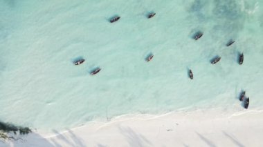 Bu video Zanzibar, Tanzanya açıklarında okyanustaki tekneleri gösteriyor..