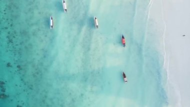 Bu video Zanzibar, Tanzanya açıklarında okyanustaki tekneleri gösteriyor..