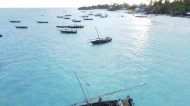 Bu video Zanzibar, Tanzanya açıklarında okyanustaki tekneleri gösteriyor..