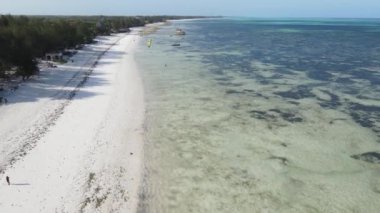 Bu video Zanzibar, Tanzanya açıklarında okyanustaki tekneleri gösteriyor..