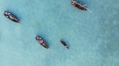 Bu video Zanzibar, Tanzanya açıklarında okyanustaki tekneleri gösteriyor..